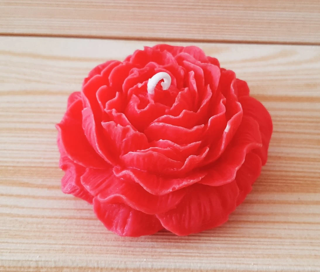 Vela floral Va Bene em formato de rosa vermelha